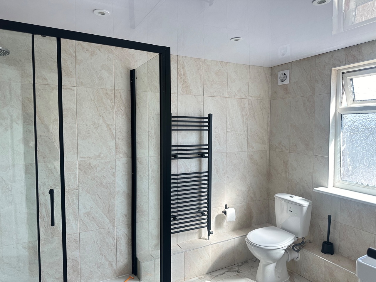 Room in a Shared House, Queen's Drive, L13