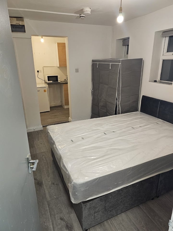 Studio Flat, Derby Road, L20