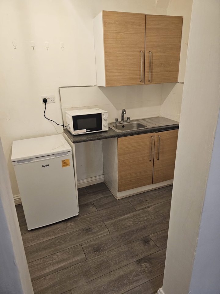 Studio Flat, Derby Road, L20 photo 5
