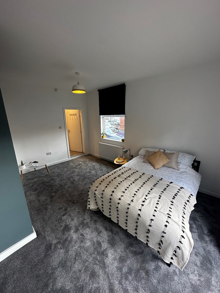 1 Bed Flat, Milton Grove, M16 photo 2