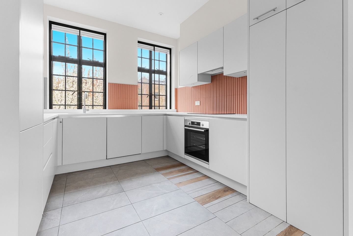 2 Bed Flat, Kember Street, N1 photo 3