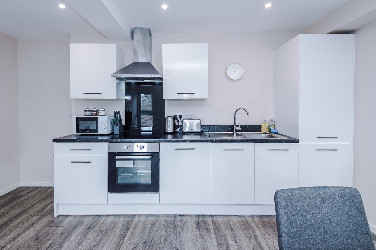 2 Bed Flat, Belltower House, M15 photo 2