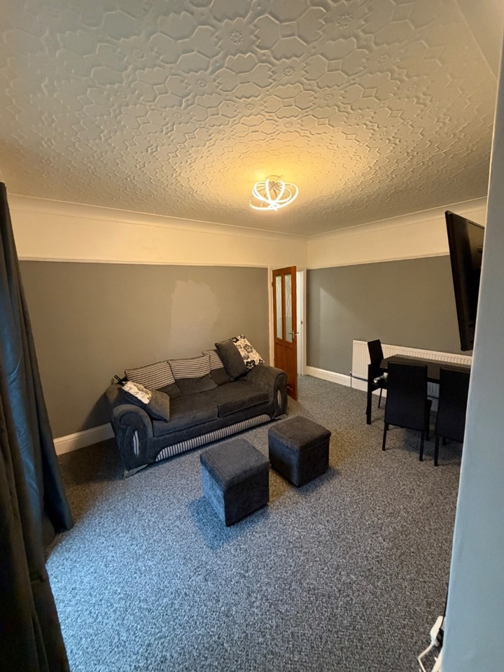 4 Bed Semi-Detached House, Halliday Mount, LS12 photo 2