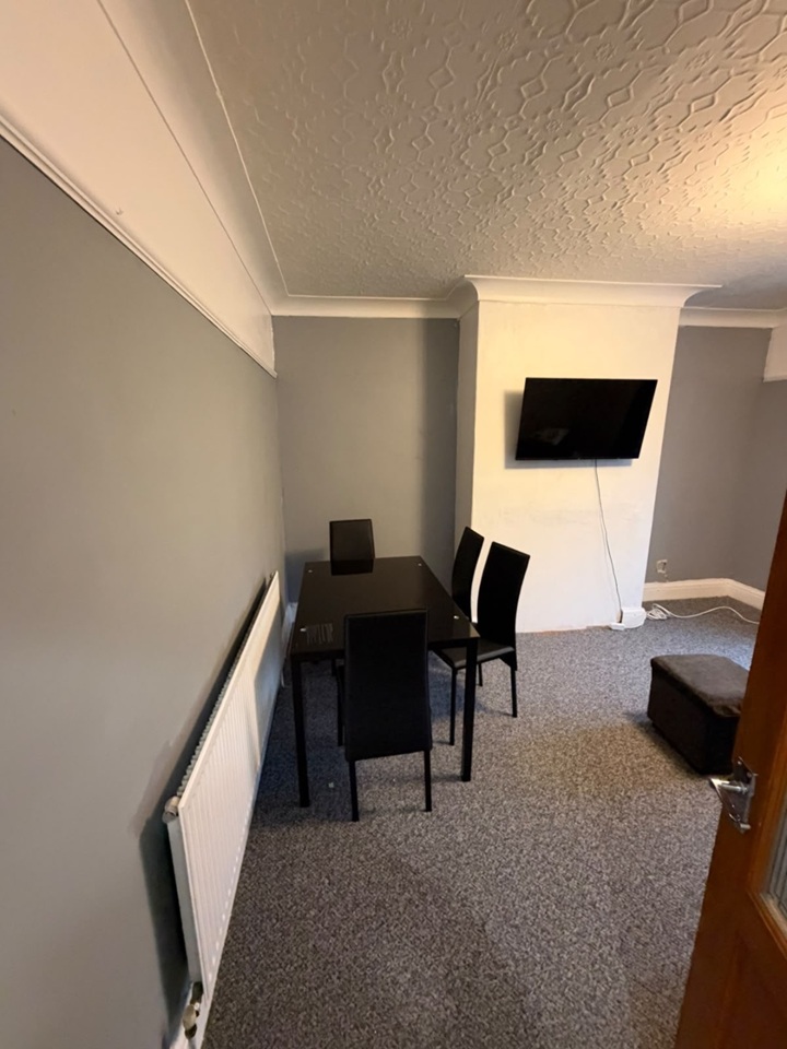4 Bed Semi-Detached House, Halliday Mount, LS12 photo 3