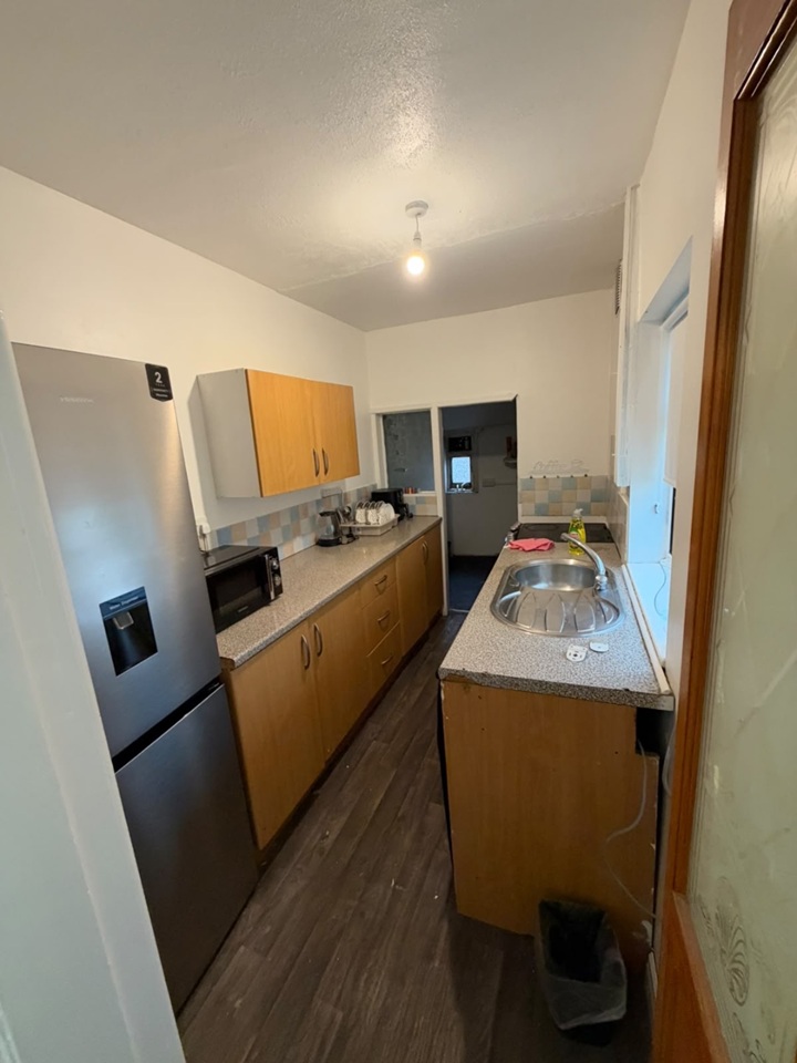 4 Bed Semi-Detached House, Halliday Mount, LS12 photo 4