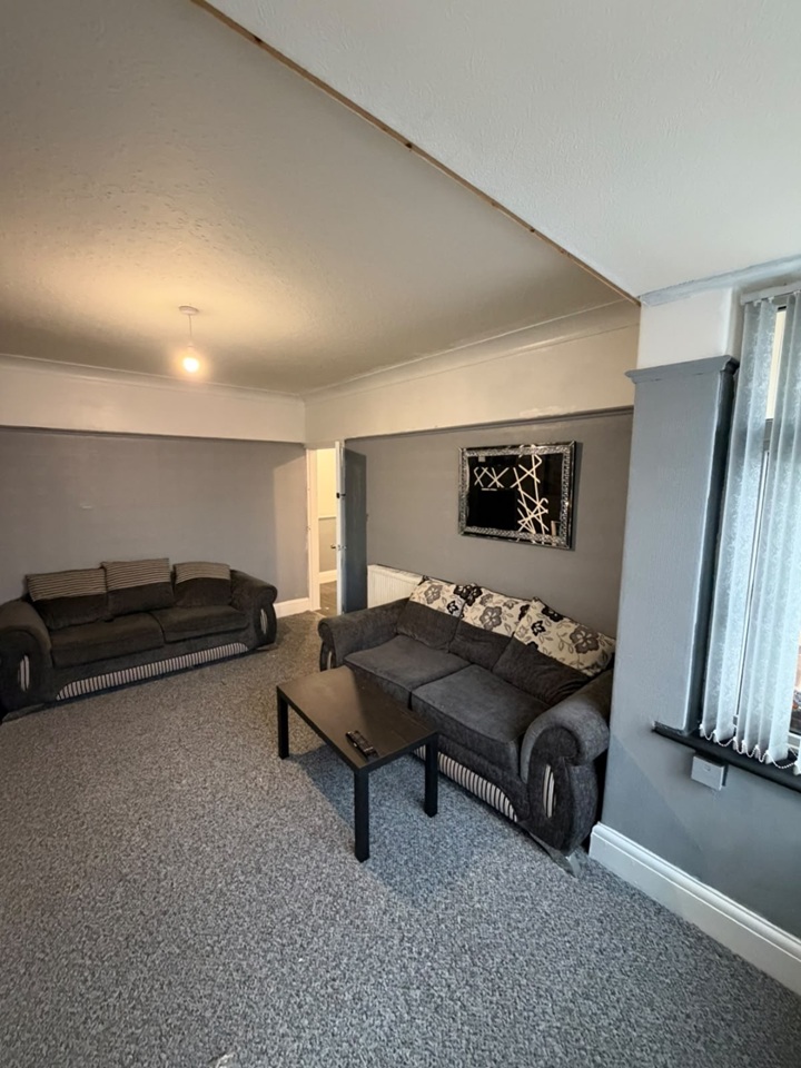 4 Bed Semi-Detached House, Halliday Mount, LS12 photo 5