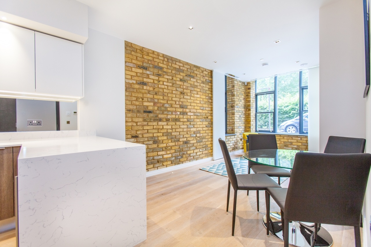 1 Bed Flat, Lawn Lane, SW8 photo 2