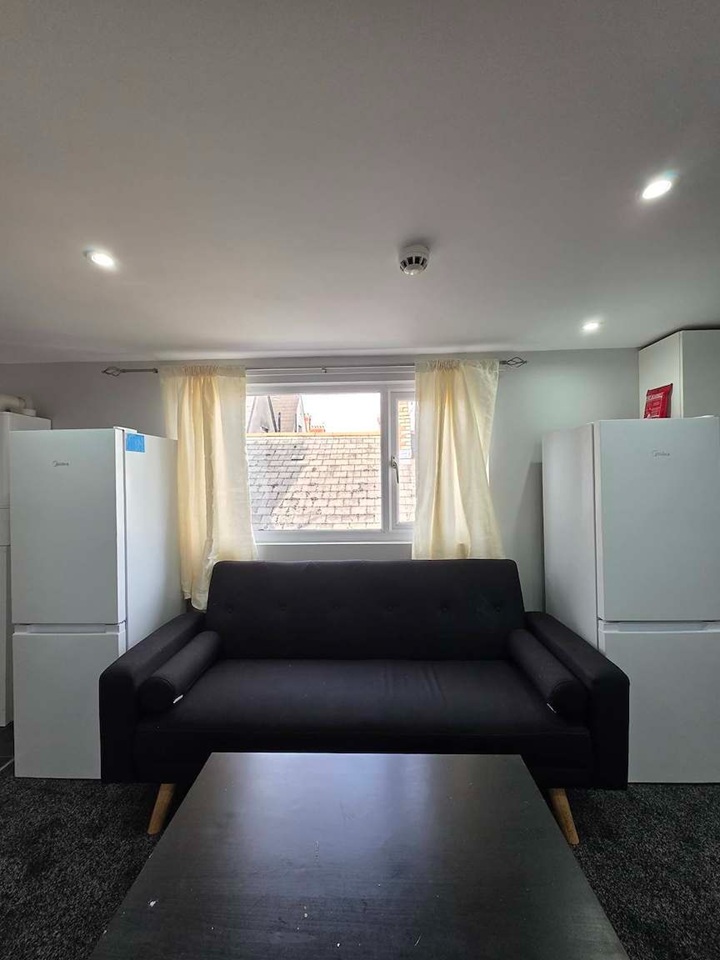 4 Bed Flat, Claude Road, CF24 photo 2