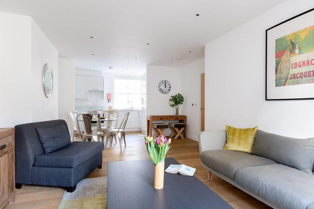 2 Bed Flat, Lovat Lane, EC3R