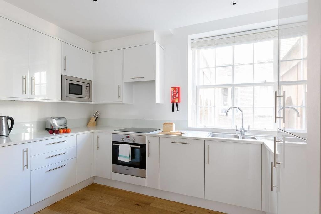 2 Bed Flat, Lovat Lane, EC3R photo 3