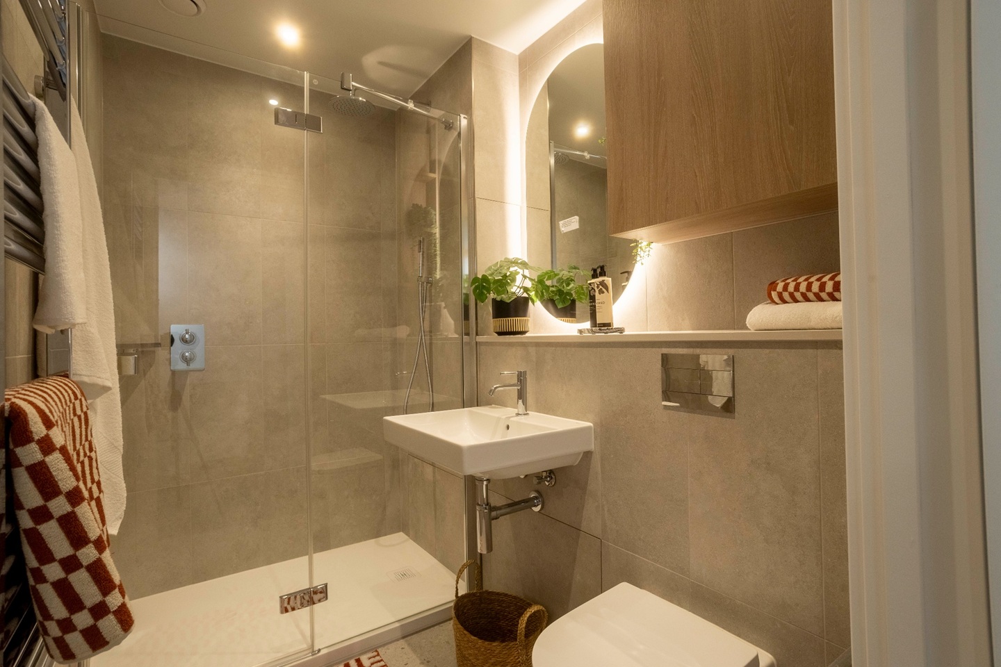 1 Bed Flat, Hammersmith Rd, W6 photo 4