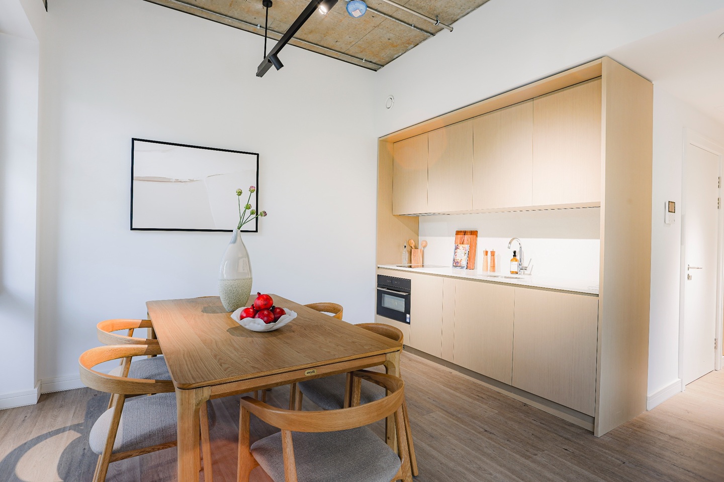 2 Bed Flat, Hammersmith Road, W6 photo 2