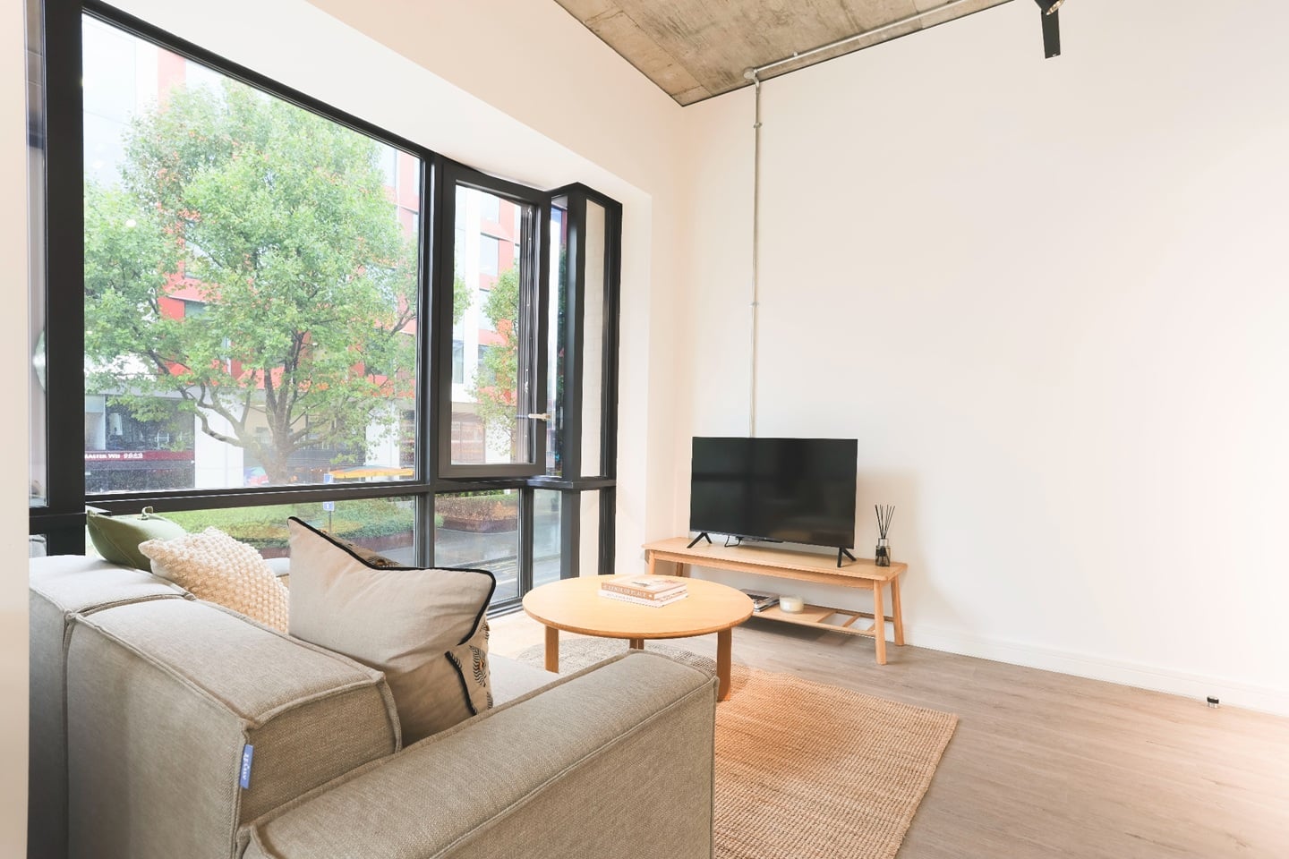 1 Bed Flat, Hammersmith Road, W6 photo 2