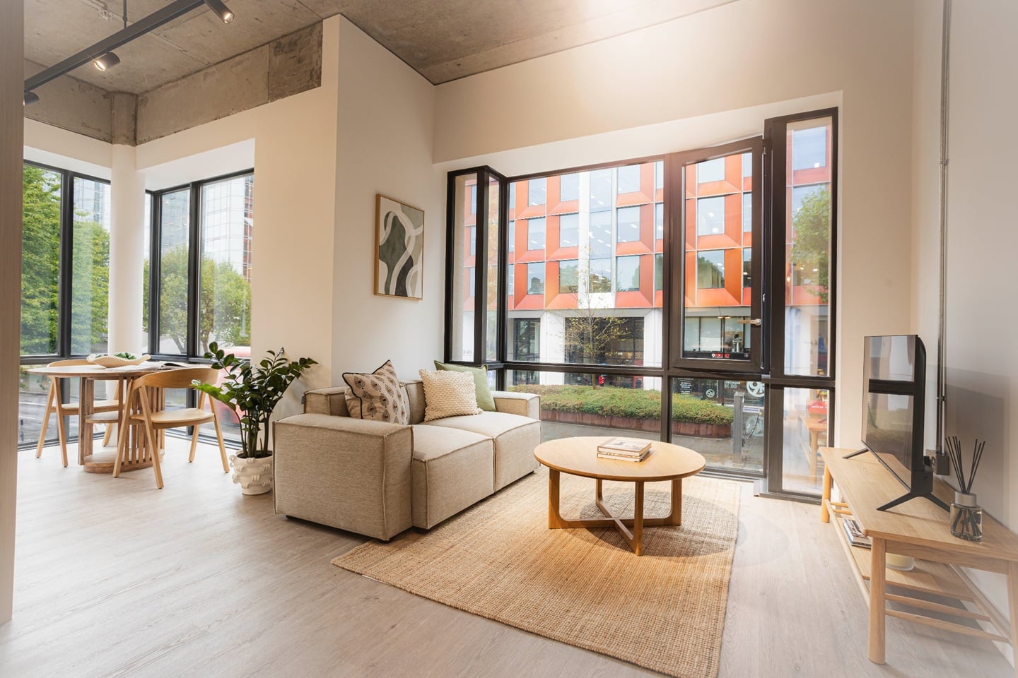 1 Bed Flat, Hammersmith Road, W6 photo 3