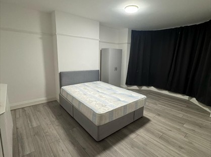 Room in a Shared House, Woodlands Gardens, E17