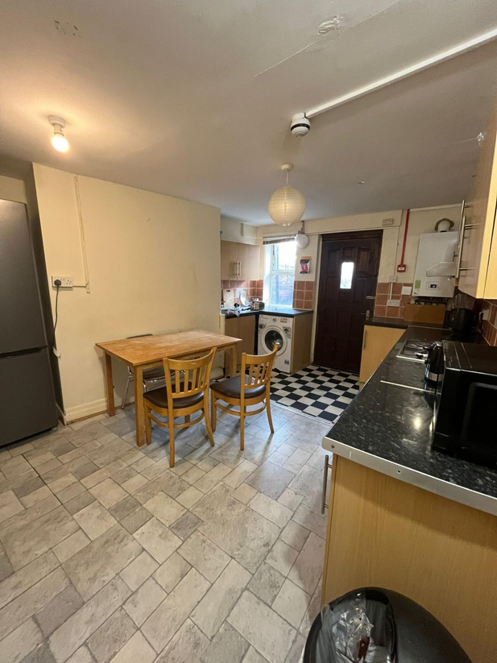 Room in a Shared House, Hyde Park Road, LS6 photo 4