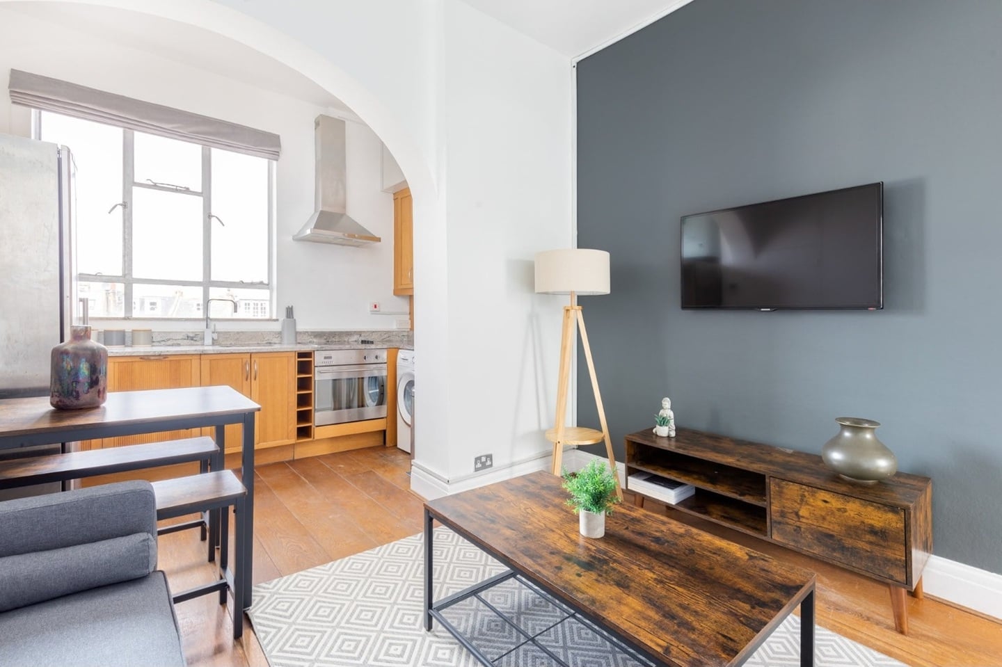 2 Bed Flat, St. Georges Terrace, NW1 photo 2