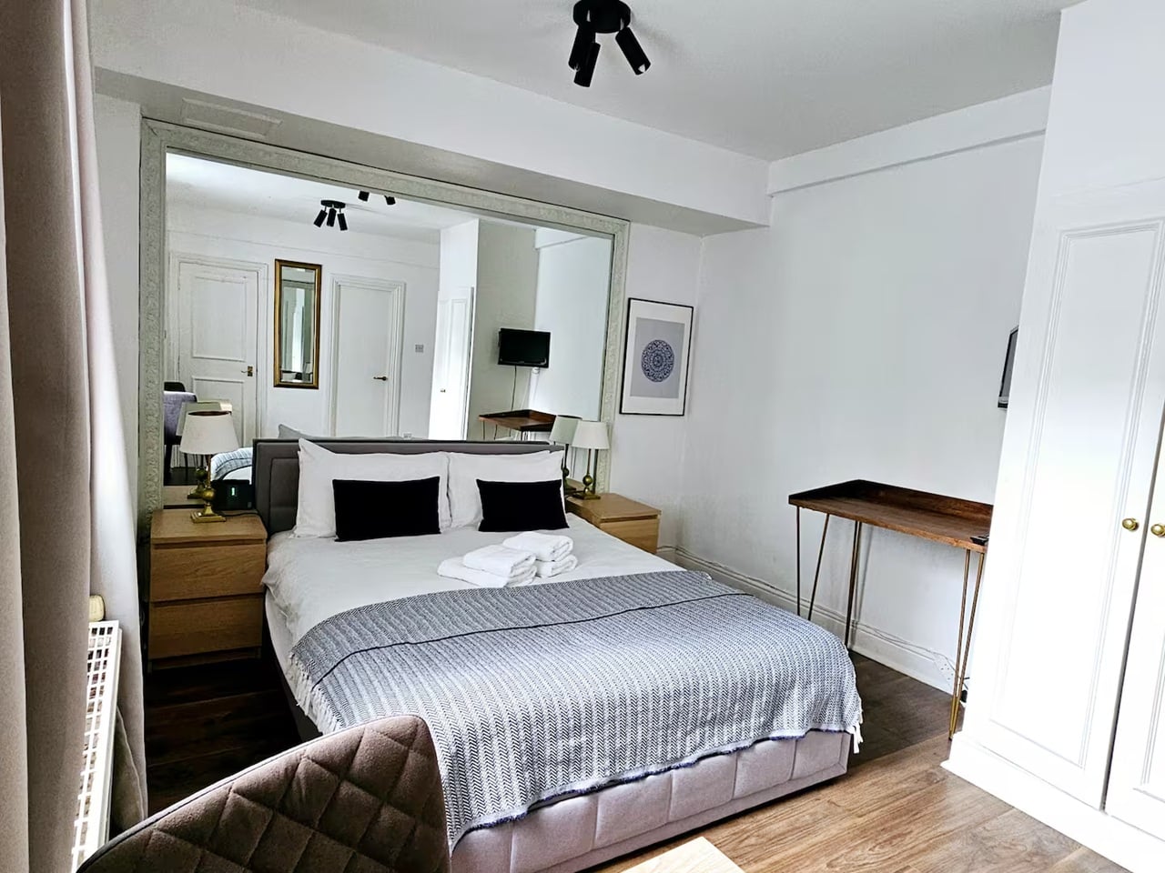 Studio Flat, Chelsea Cloisters, SW3 photo 2