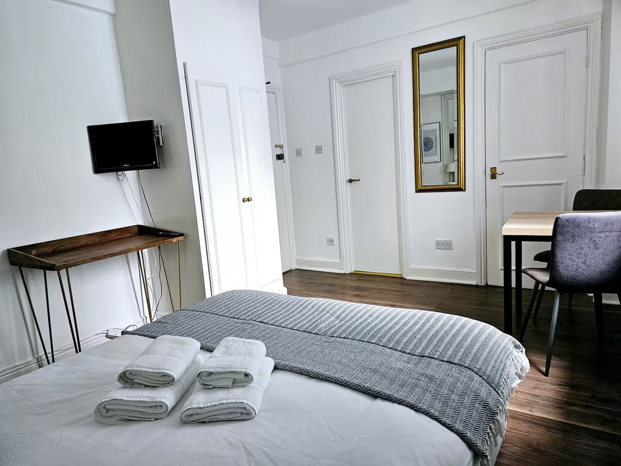 Studio Flat, Chelsea Cloisters, SW3 photo 3