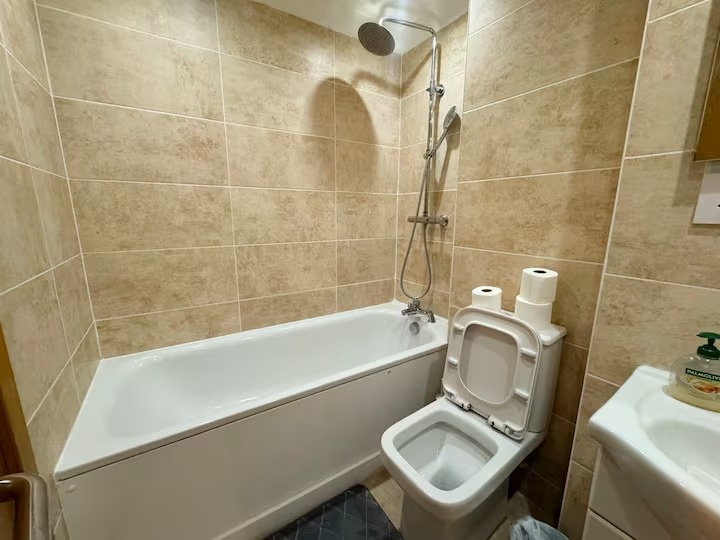 2 Bed Flat, Royal Oak Building, E1 photo 5