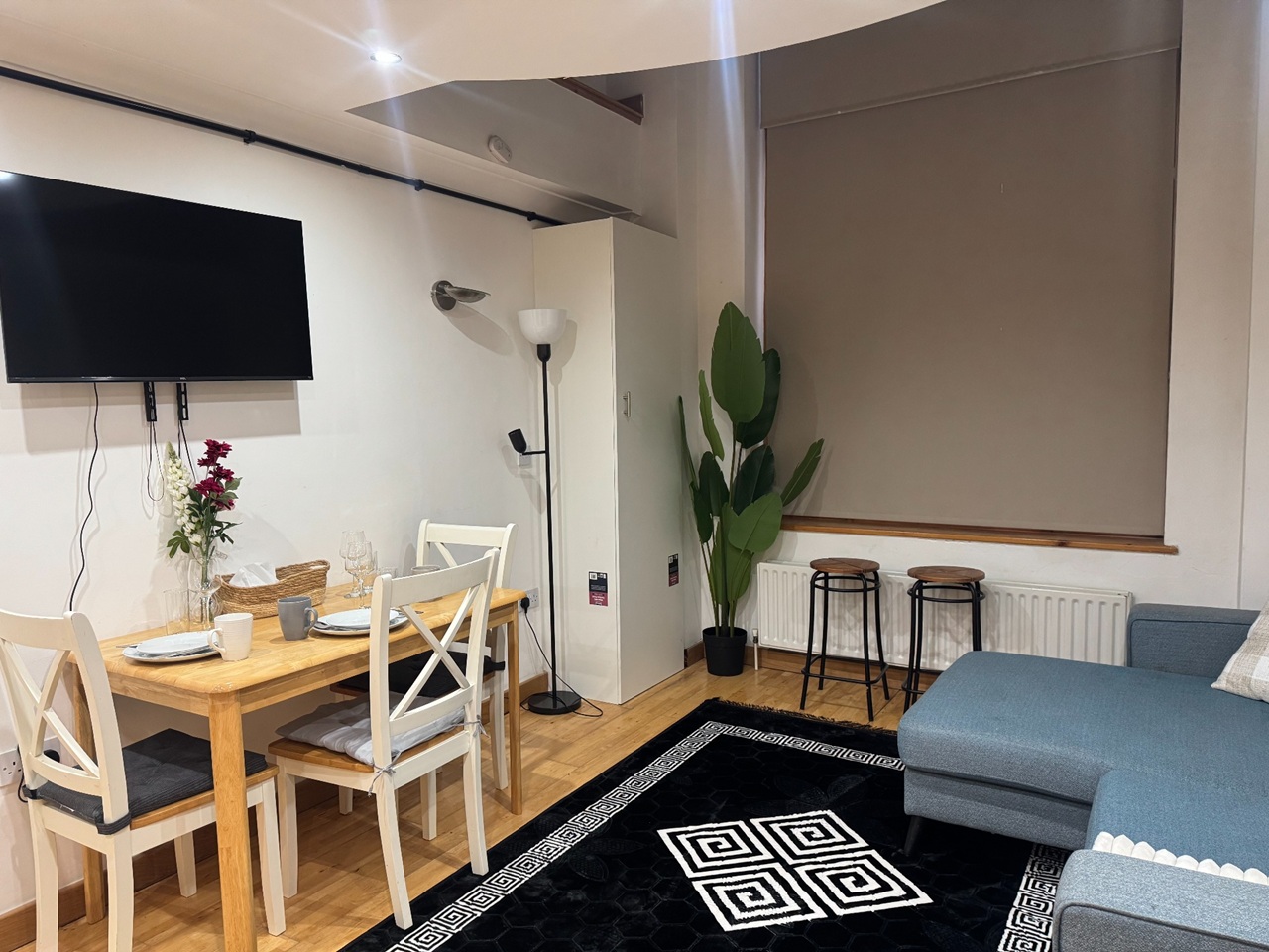 1 Bed Flat, Royal Oak Building, E1 photo 2