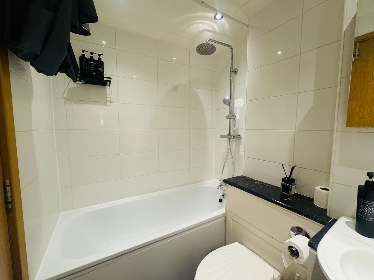 1 Bed Flat, Royal Oak Building, E1 photo 4