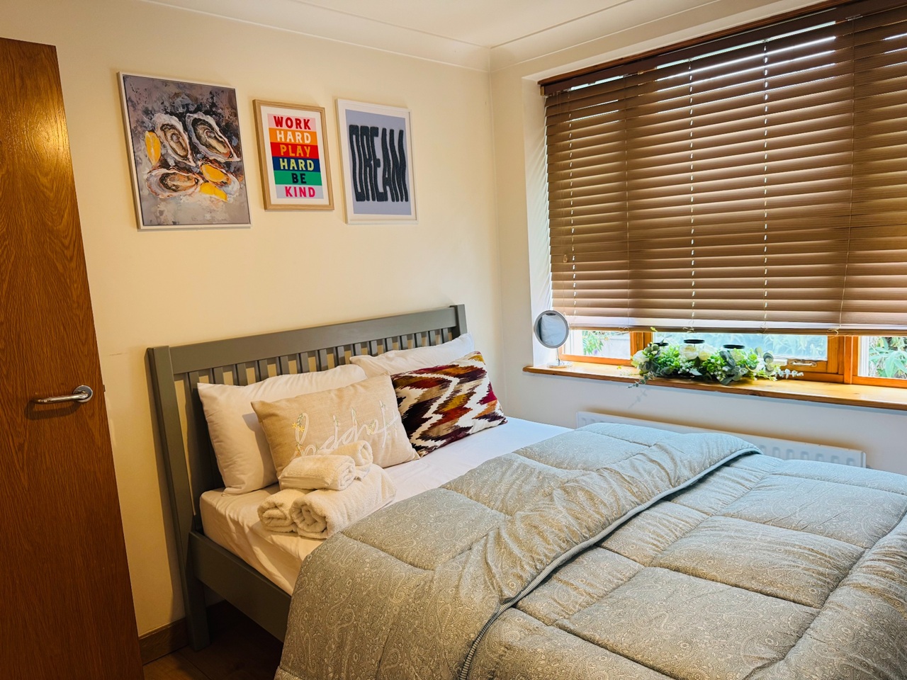 1 Bed Flat, Royal Oak Building, E1 photo 2