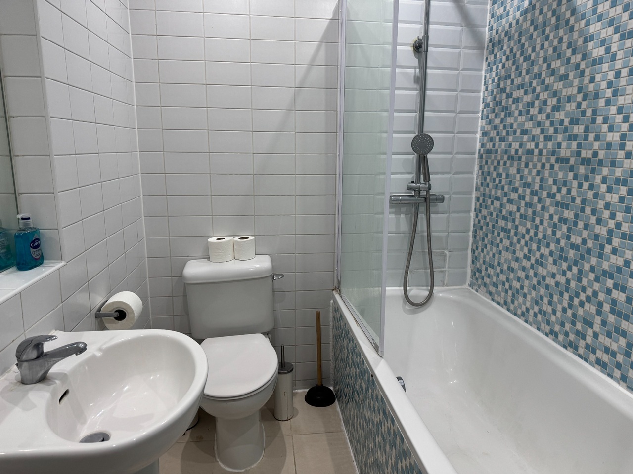 2 Bed Flat, Royal Oak Building, E1 photo 2
