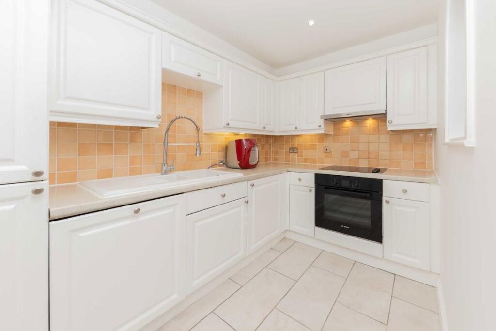 2 Bed Flat, Shillingstone House, W14 photo 3