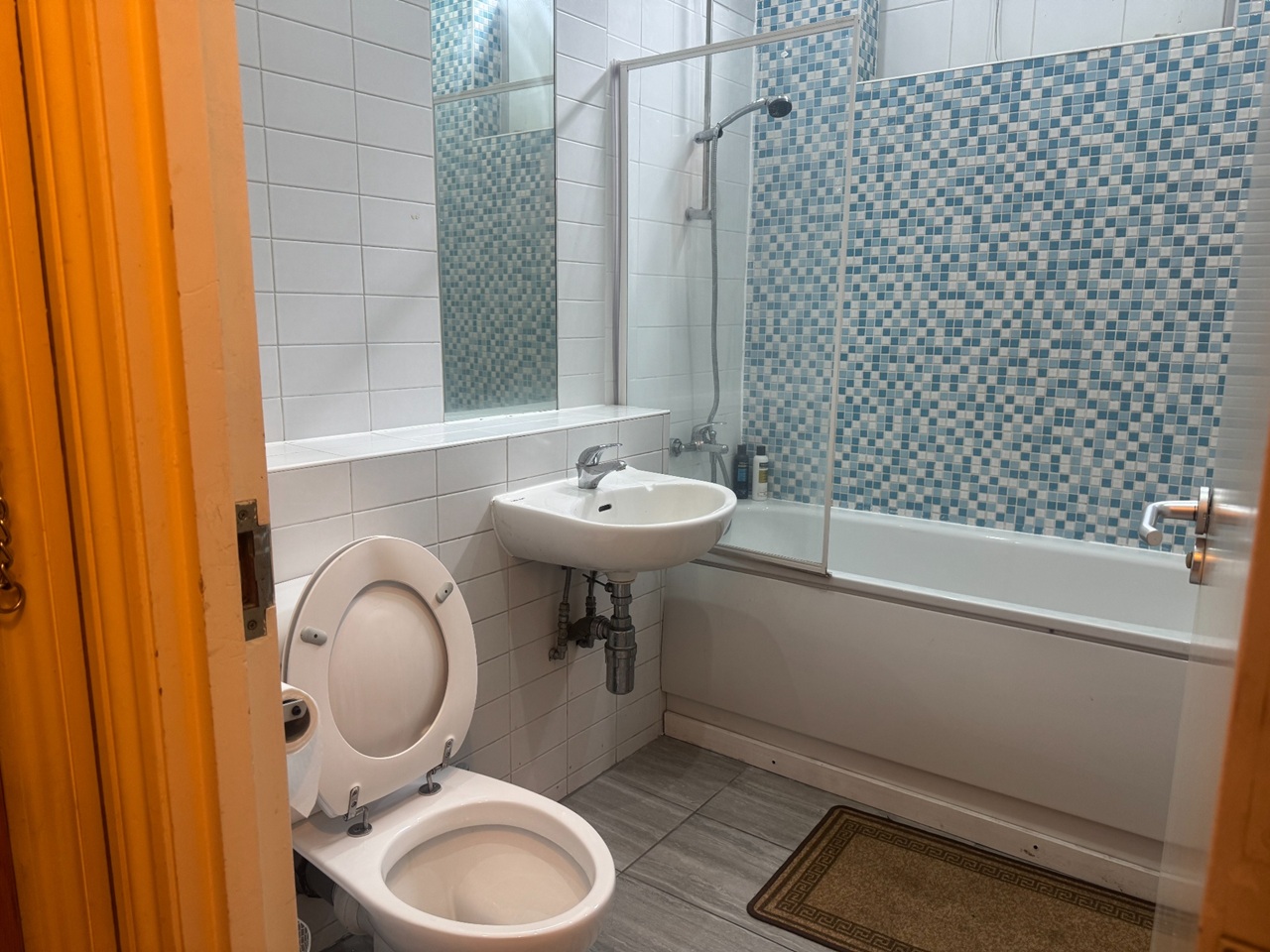 2 Bed Flat, Royal Oak Building, E1 photo 3