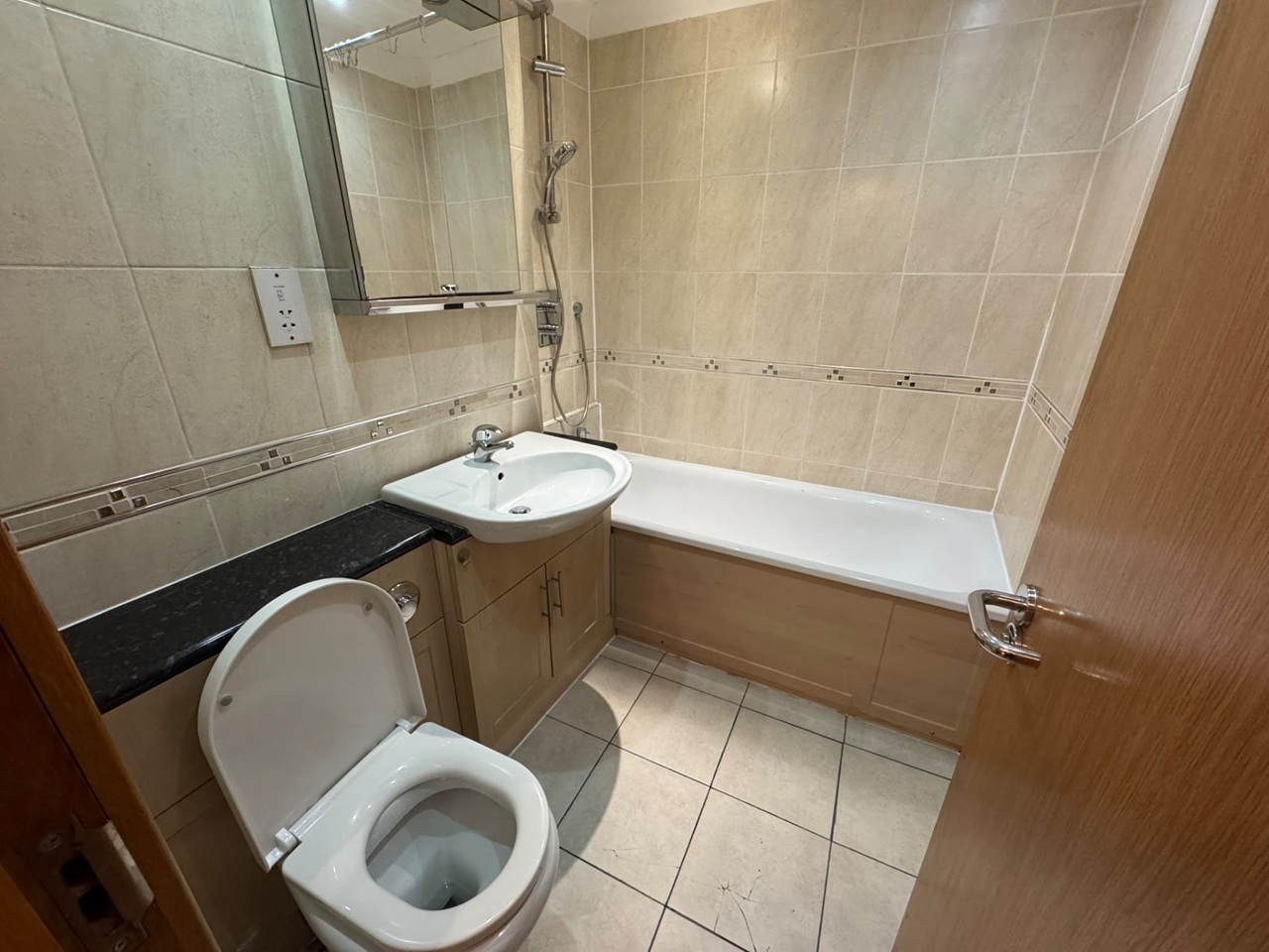 1 Bed Flat, Royal Oak Building, E1 photo 2
