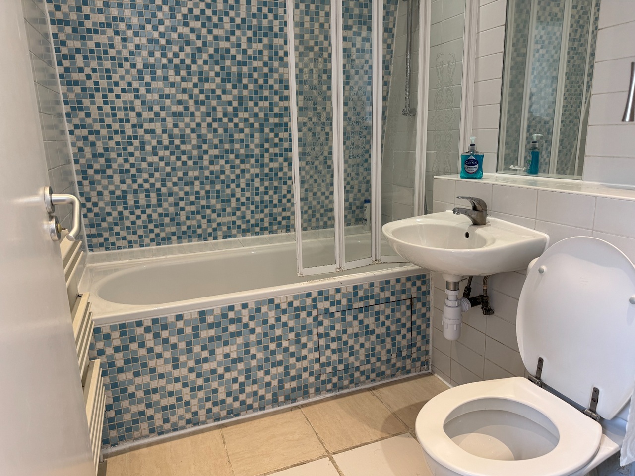 1 Bed Flat, Royal Oak Building, E1 photo 2