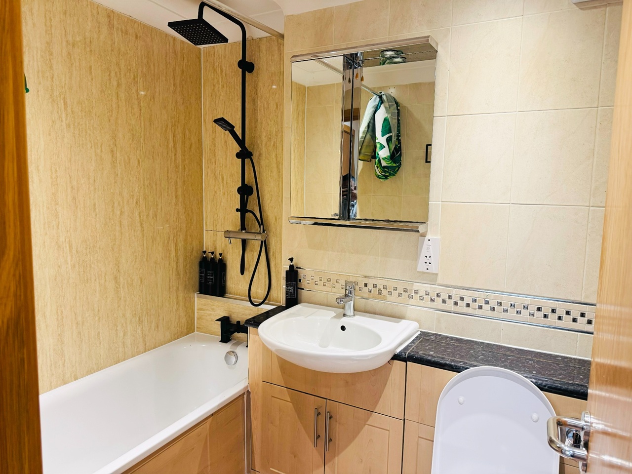 1 Bed Flat, Royal Oak Building, E1 photo 3