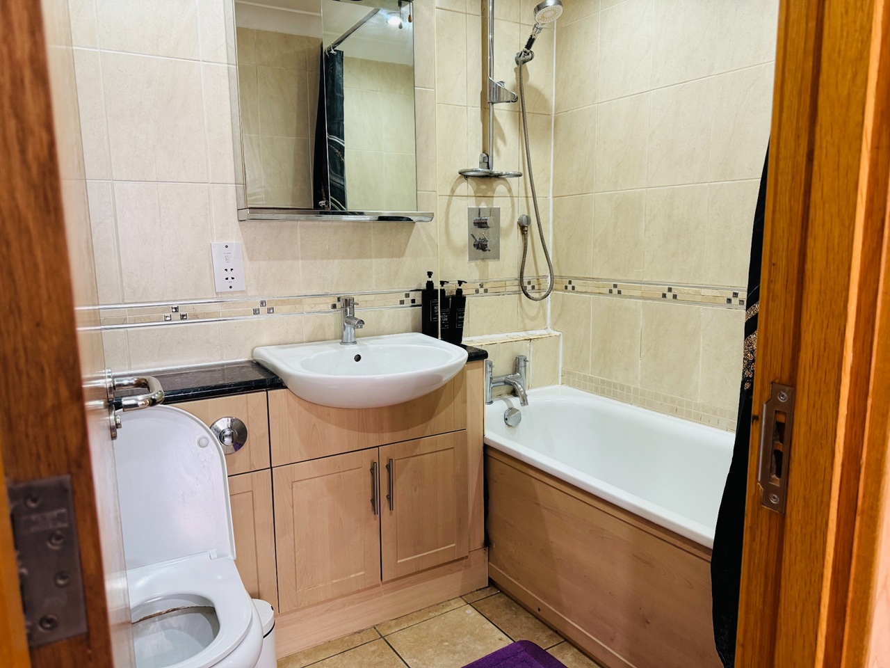 1 Bed Flat, Royal Oak Building, E1 photo 2