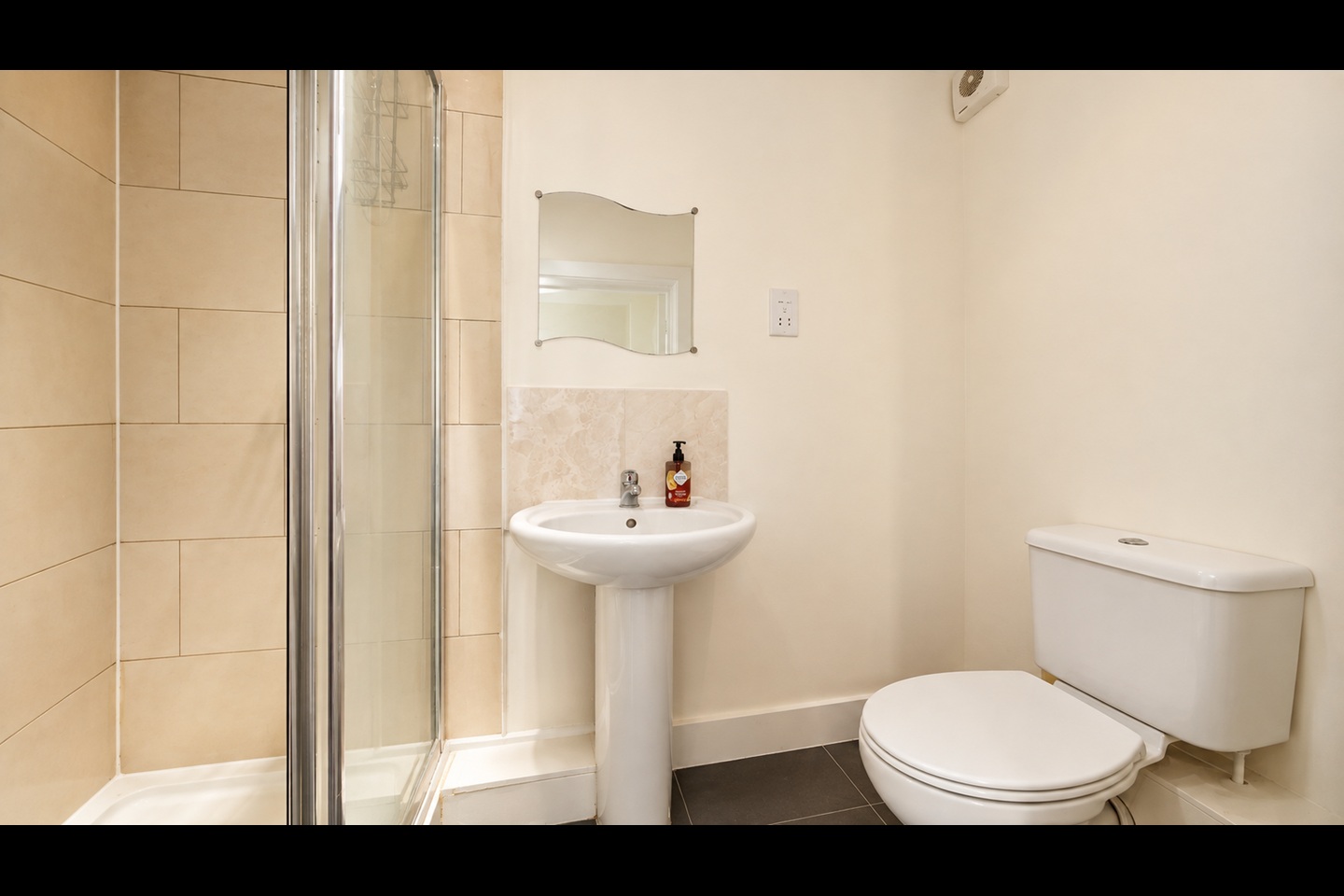 1 Bed Flat, Platinum Court, E1 photo 5