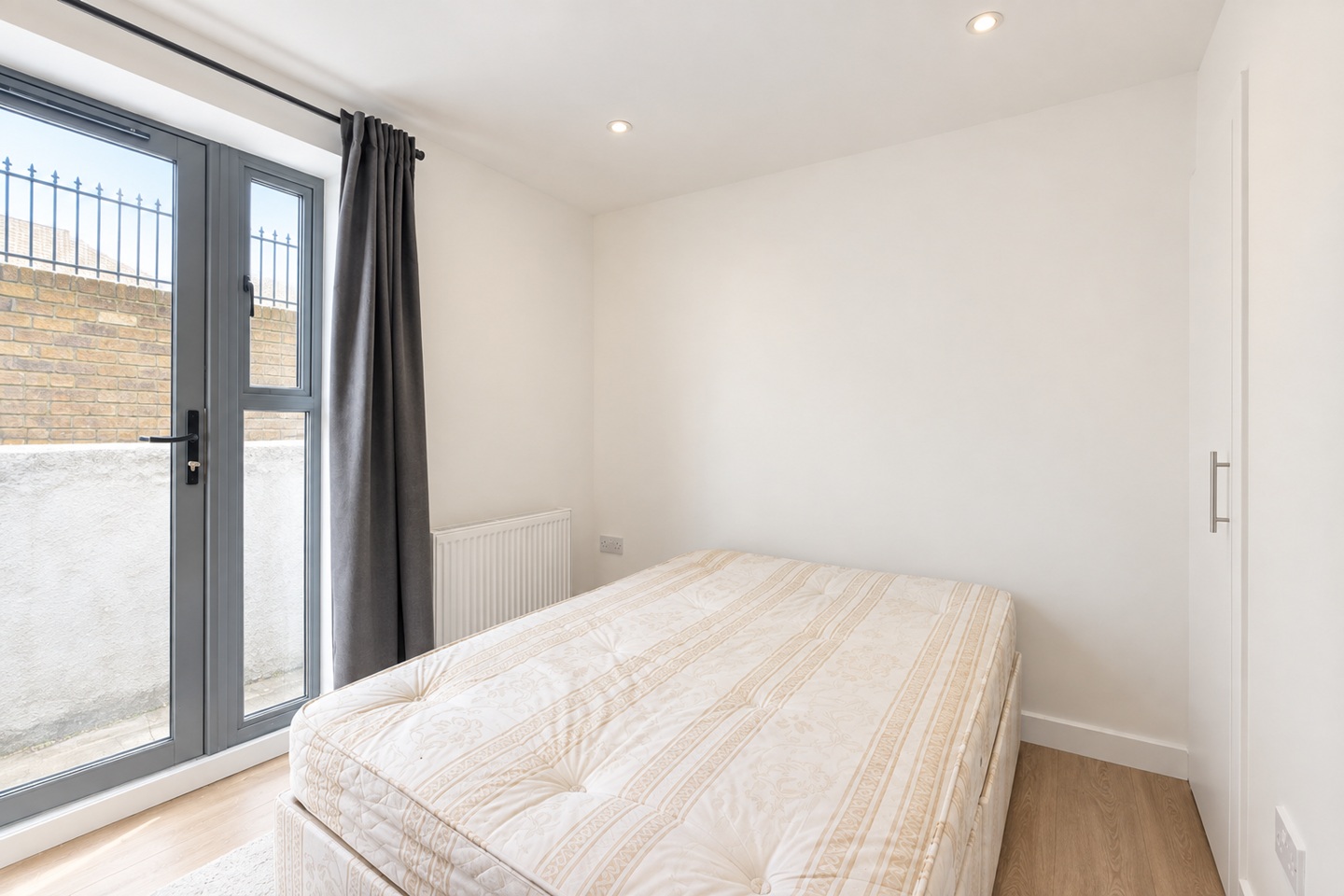 1 Bed Flat, Platinum Court, E1 photo 4