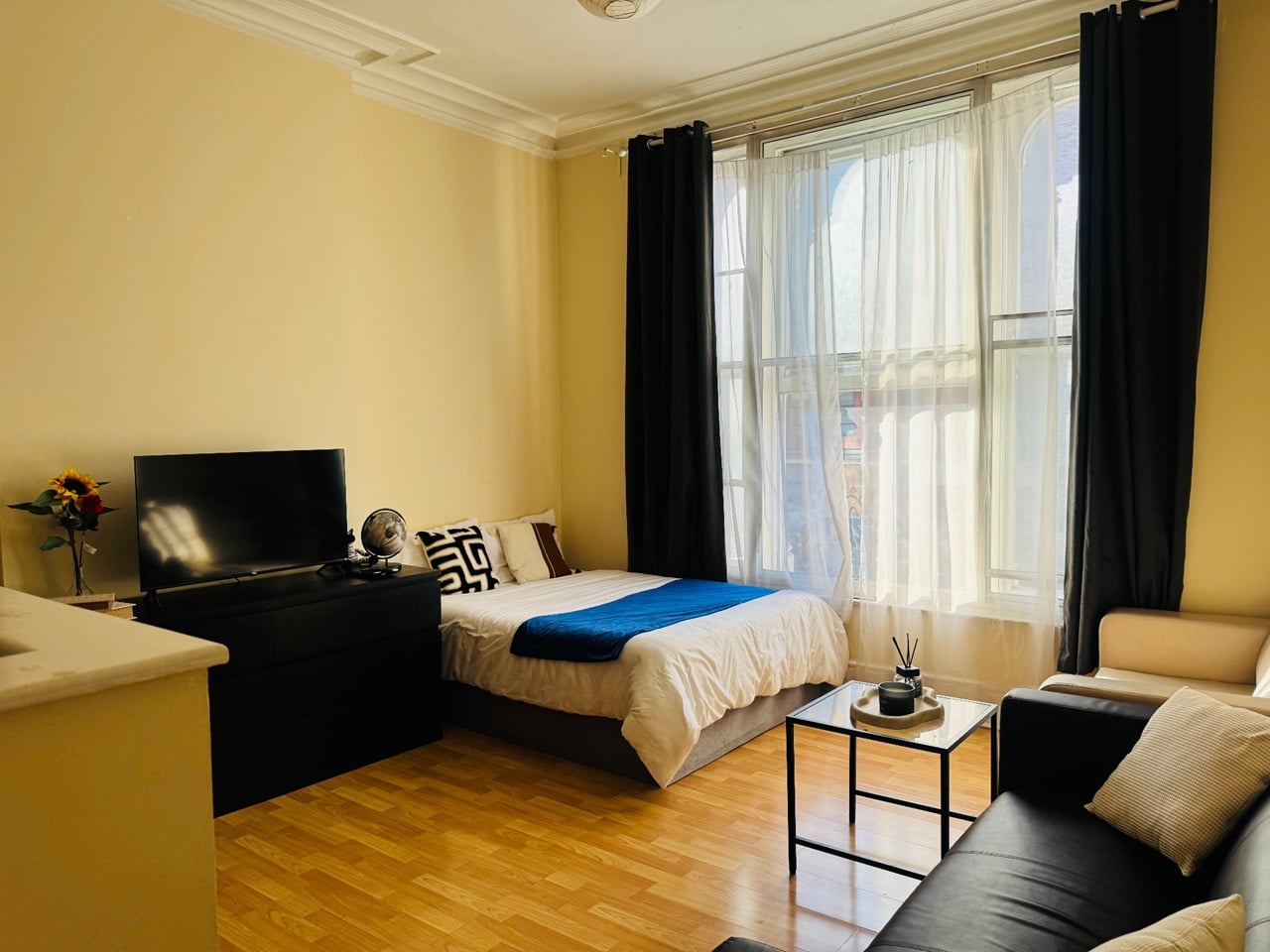 2 Bed Flat, Royal Oak Building, E1 photo 2