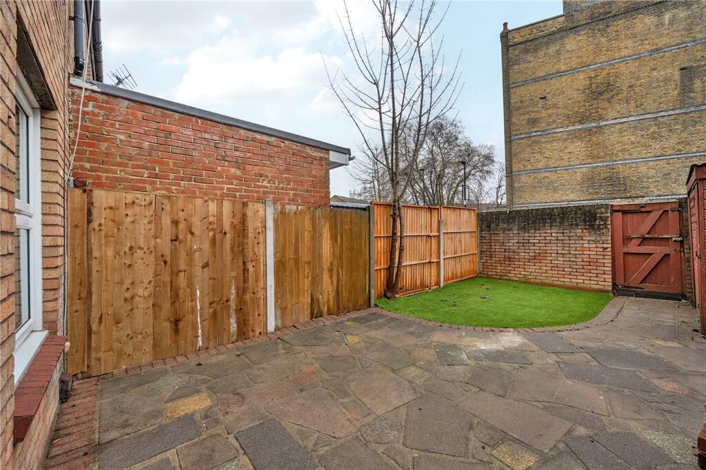 3 Bed Terraced House, Rectory Square, E1 photo 3