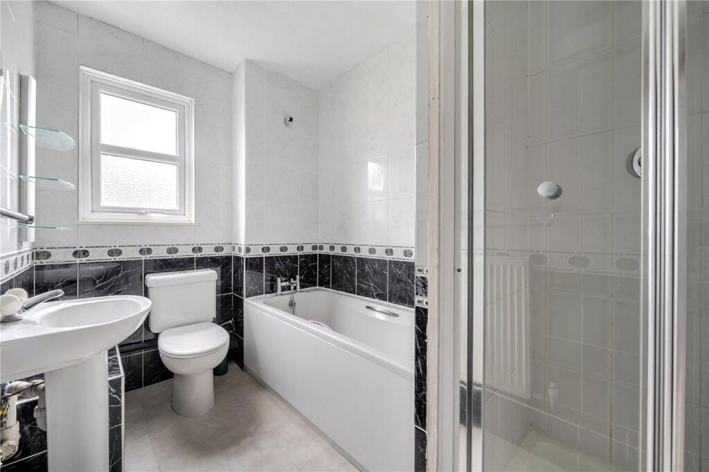 3 Bed Terraced House, Rectory Square, E1 photo 4