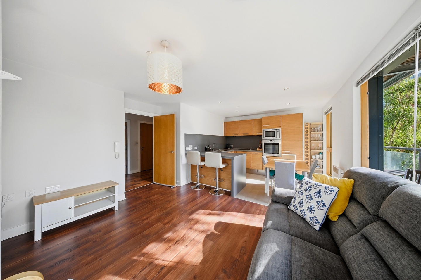 2 Bed Flat, Cypress Place, M4 photo 4