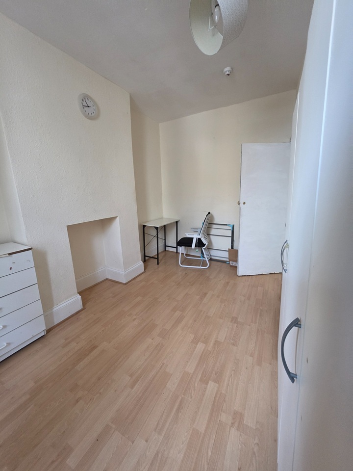 3 Bed Flat, Willesden Lane, NW6 photo 3