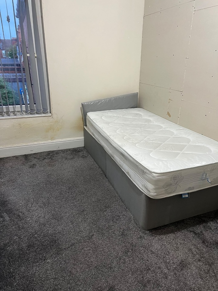 Room in a Shared House, Evelyn Road, B11