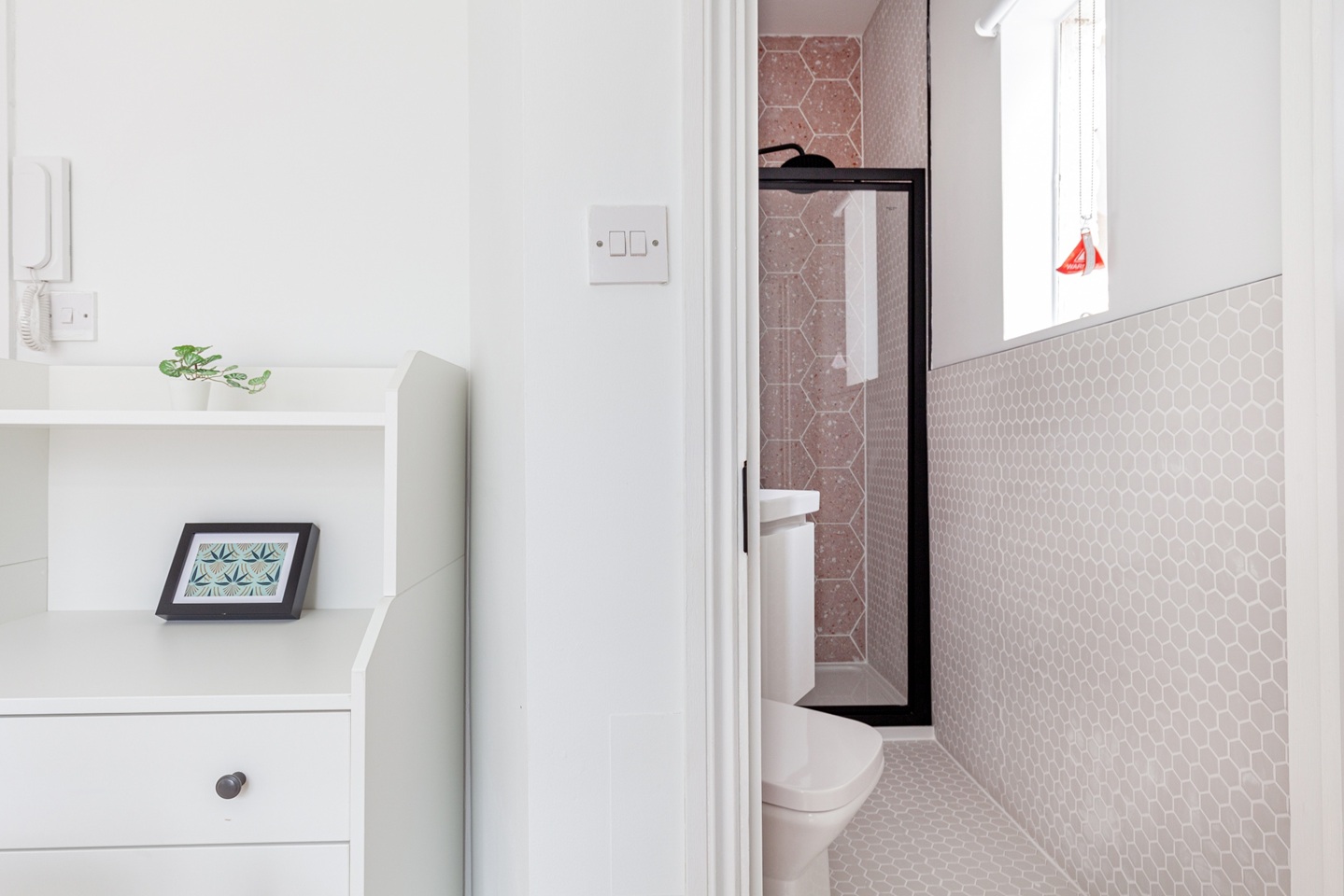 Studio Flat, Kensington Gardens Square, W2