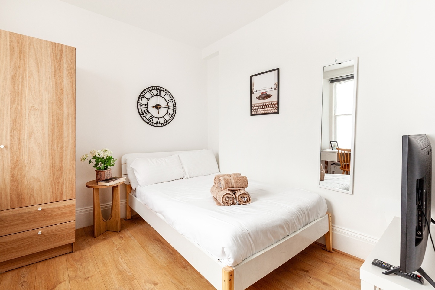 Studio Flat, Kensington Gardens Square, W2 photo 3