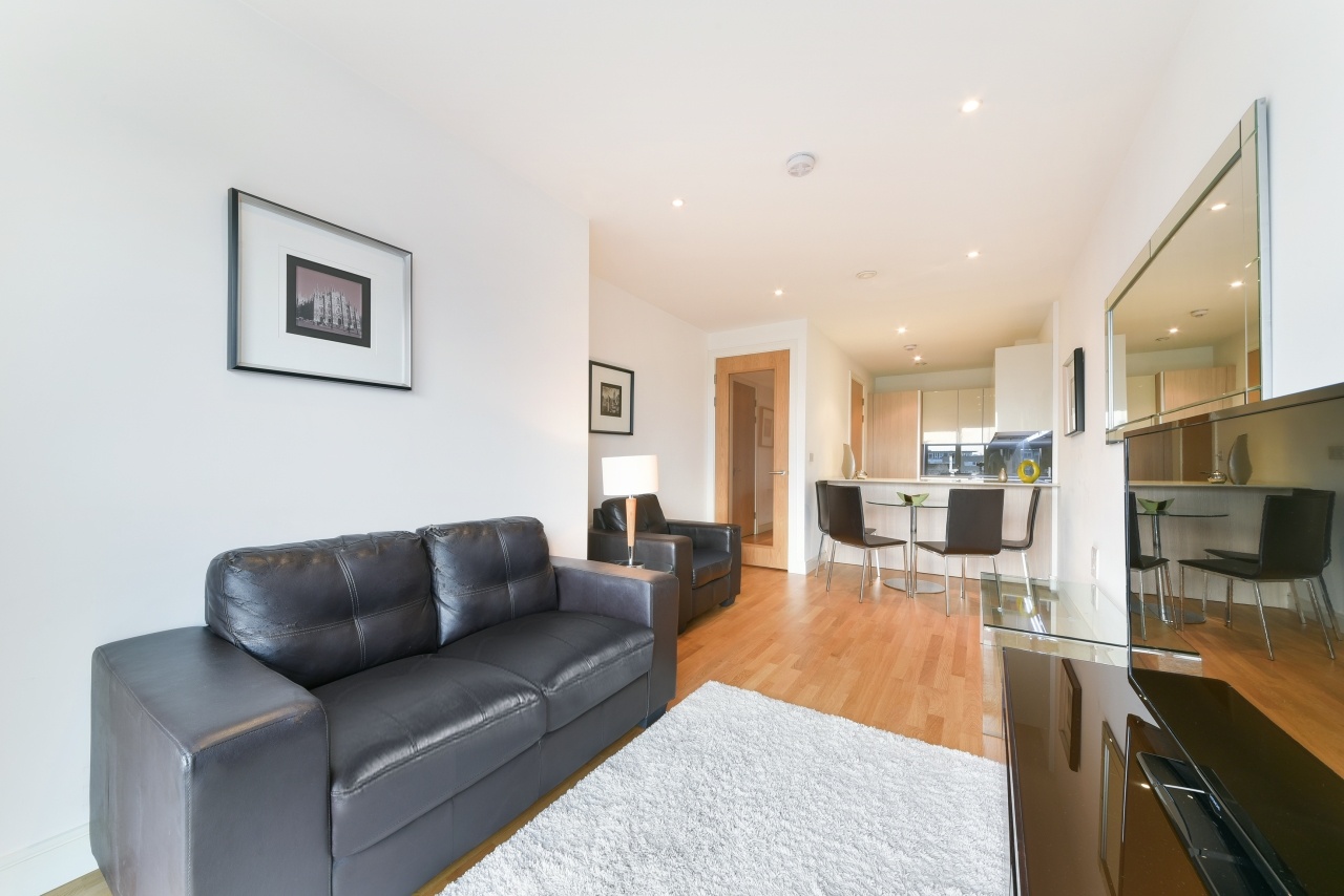 1 Bed Flat, Spinnaker House, SW18 photo 2