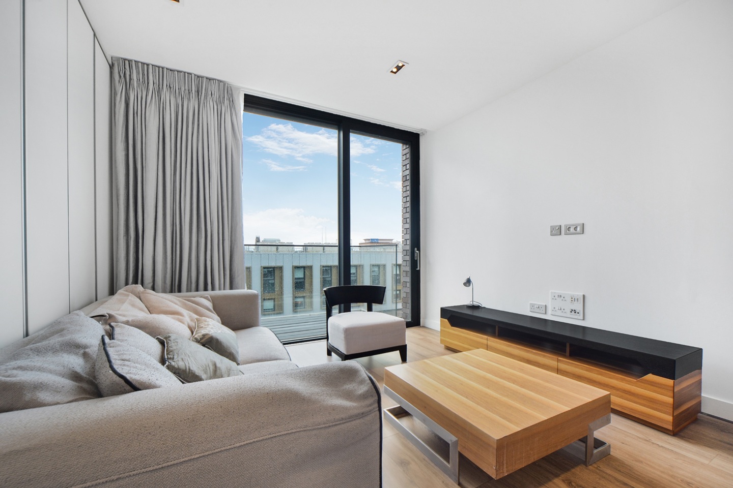 3 Bed Flat, Cashmere House, E1 photo 2