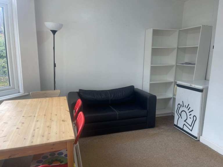1 Bed Flat, Derby Road, NG7 photo 2