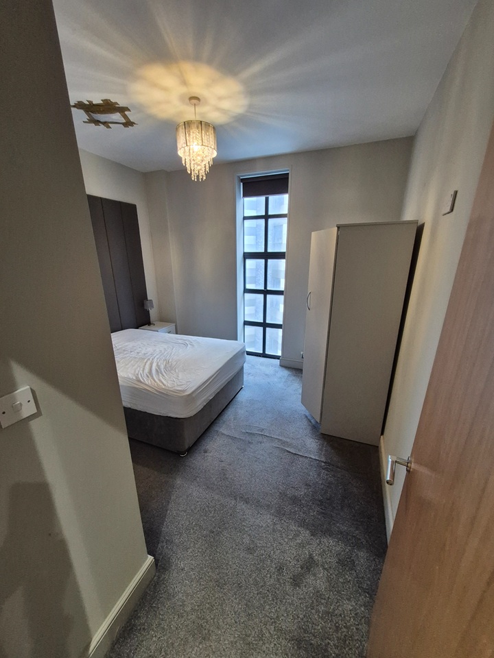 1 Bed Flat, Seel St, L1 photo 3
