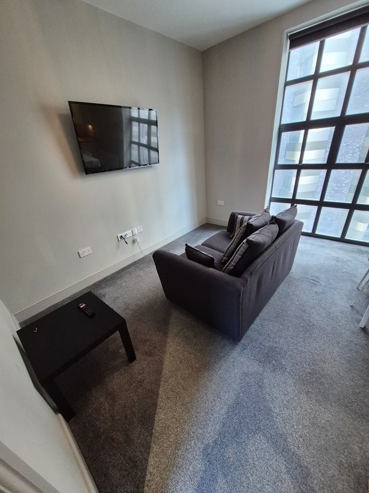 1 Bed Flat, Seel St, L1 photo 4