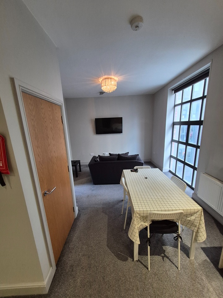 1 Bed Flat, Seel St, L1 photo 5